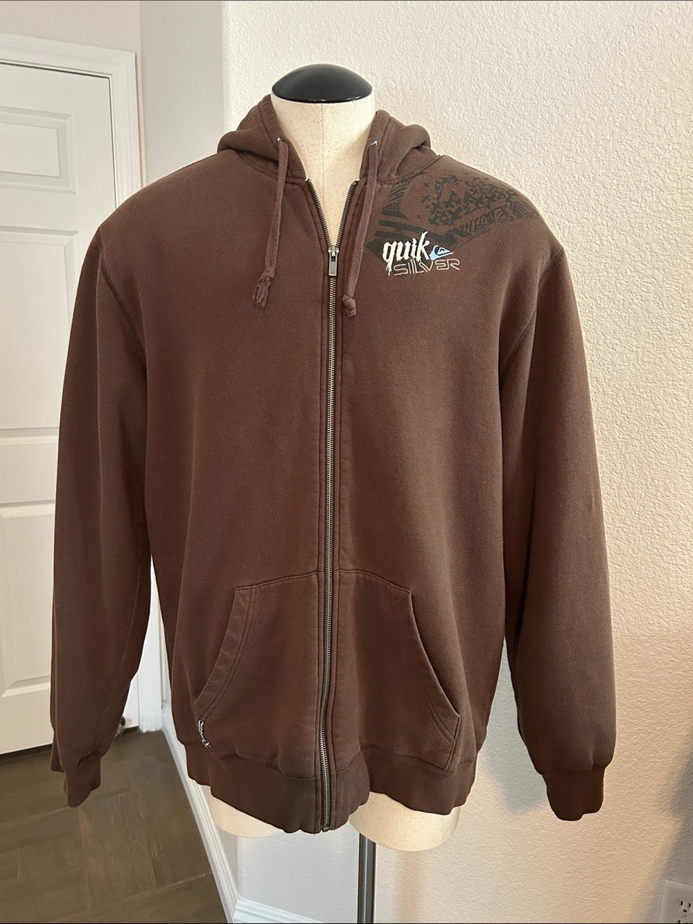 Vintage  Men’s Quiksilver Brown Zip-Up Hoodie with Subtle Chest Logo Size XXL